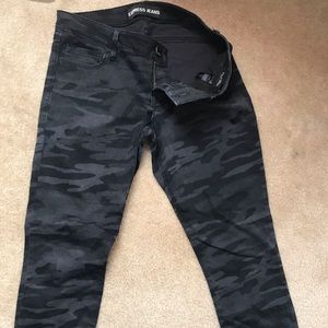 Gray army print express skinny pants